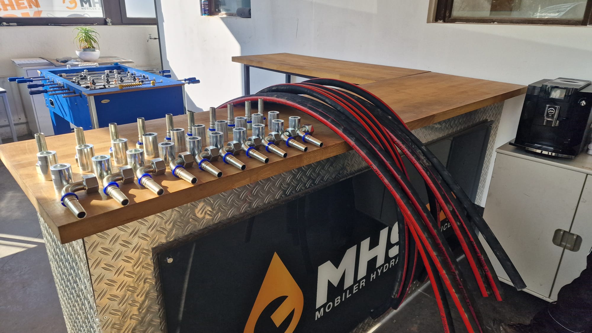 Hydraulikservice-001 Konfektionierung und Montage von Hydraulikschläuchen durch MHS24