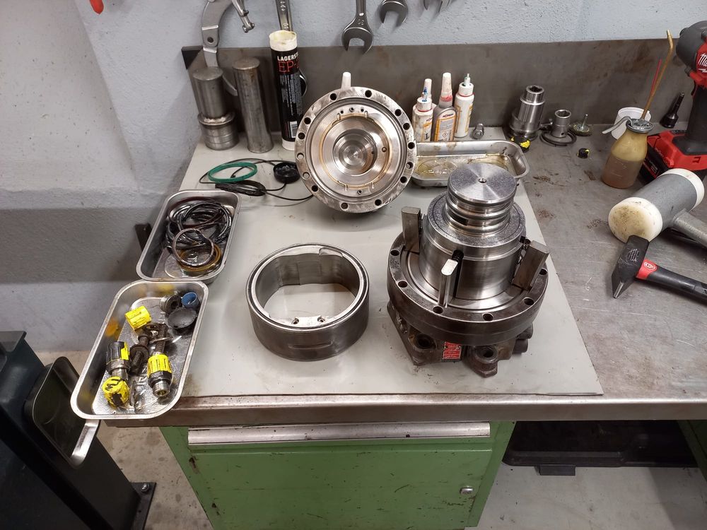 Hydraulikanlage-003 Wartung und Reparatur einer industriellen Hydraulikanlage vor Ort