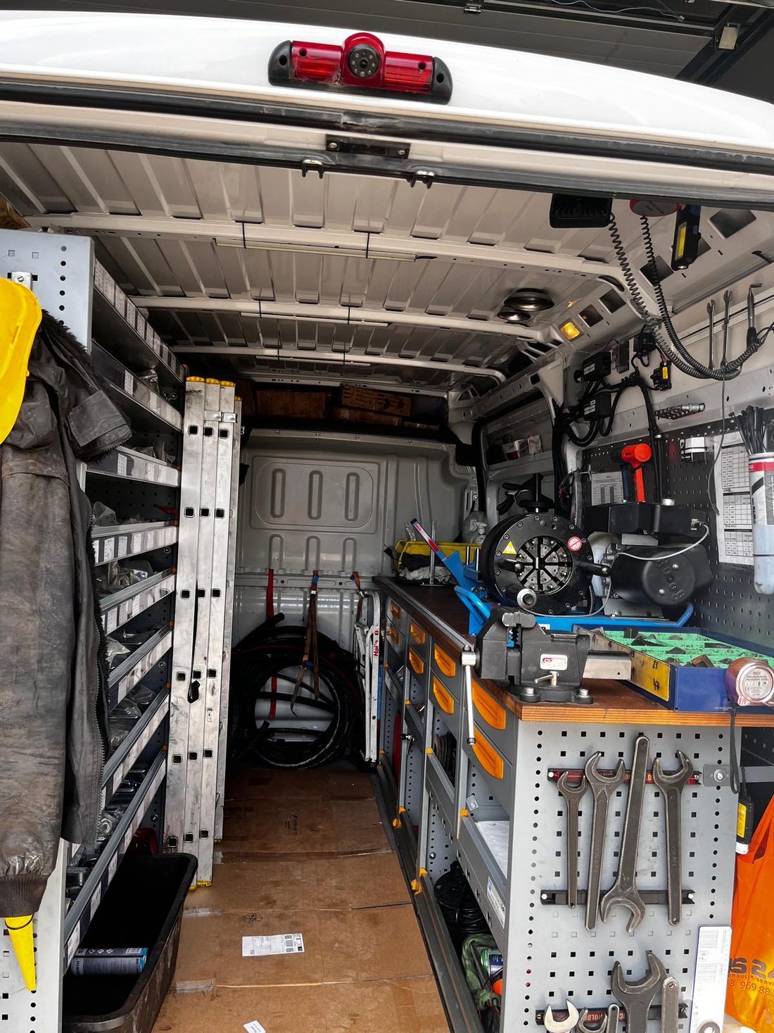 Mobile-Werkstatt-007 MHS24 Servicefahrzeug beim Kunden vor Ort für schnelle Hydraulikreparaturen